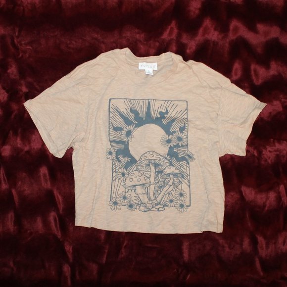 outlaw Tops - Graphic crop top NEW!